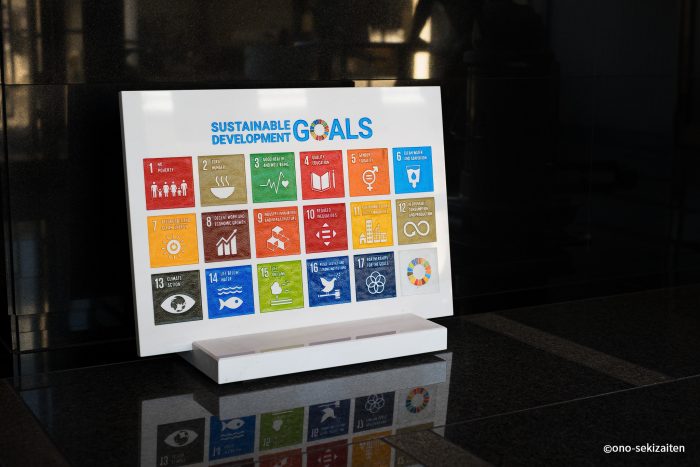 小野石材店は「SDGs」を推進しています。大理石にSDGsのロゴを彫って、取組推進のシンボルを作りました！