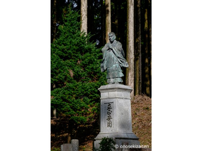 身延山　日蓮聖人像
