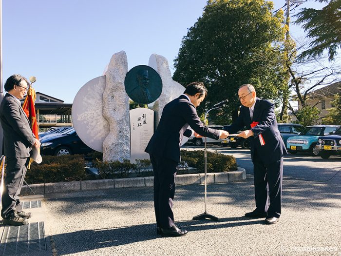 大村智記念碑　韮崎高校