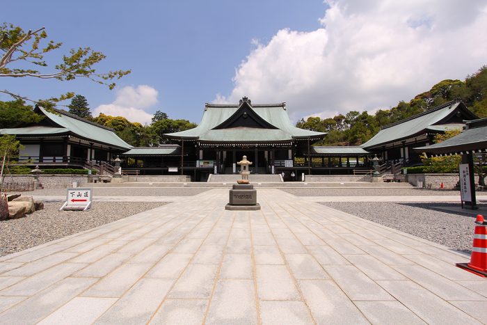 法多山尊永寺　本堂　石畳