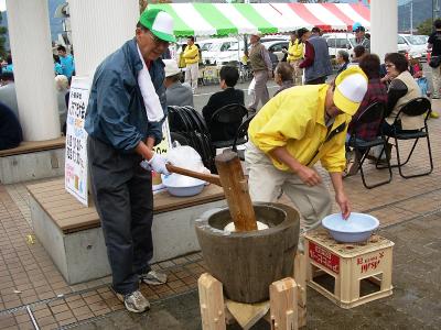 2011上野原商工祭・餅つき1