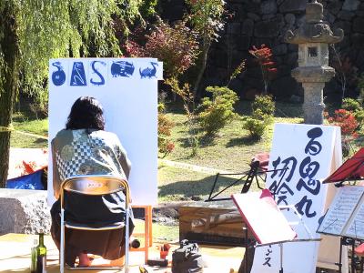 市川三郷「秋のみさと祭り」会場・百鬼丸さんの切り絵実演